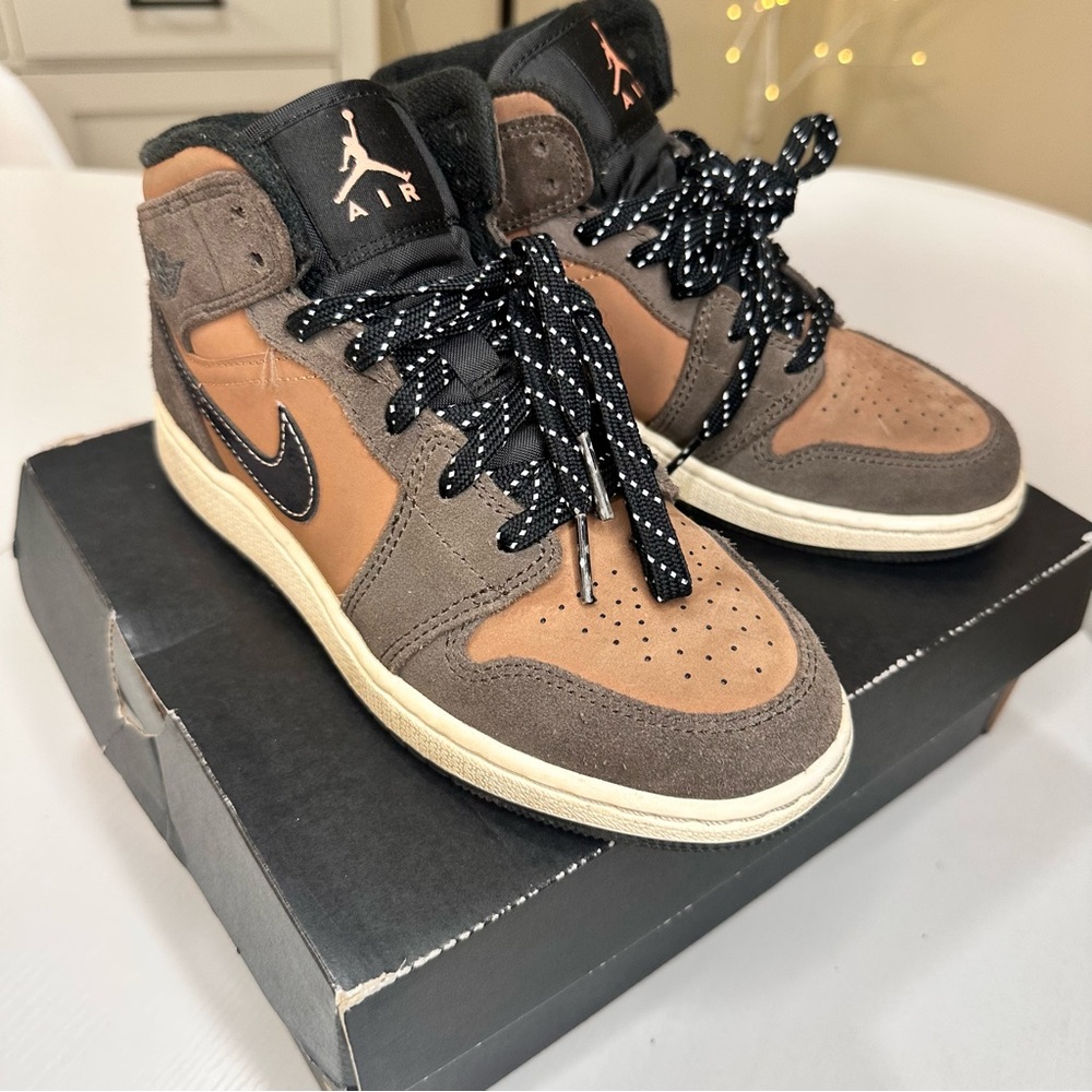 Nike Air Jordan - Travis Scott Dark Chocolate Brown Youth Size 3.5